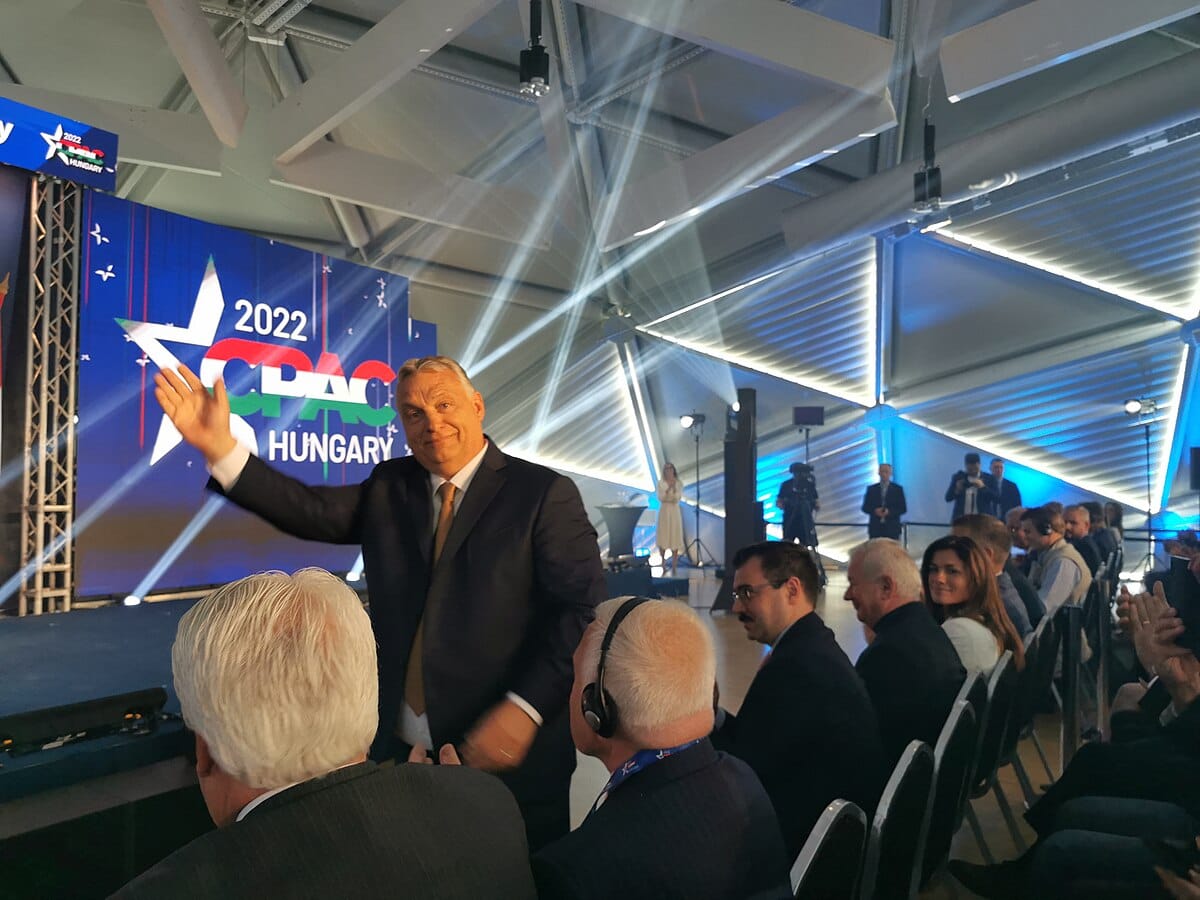 Orbán tung hồ sơ mật, đối đầu Ukraine leo thang